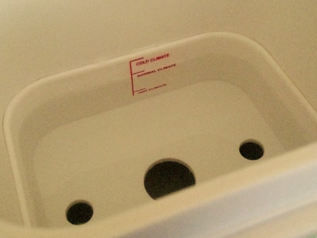 Filling a yoghurt maker with water to a specified red line