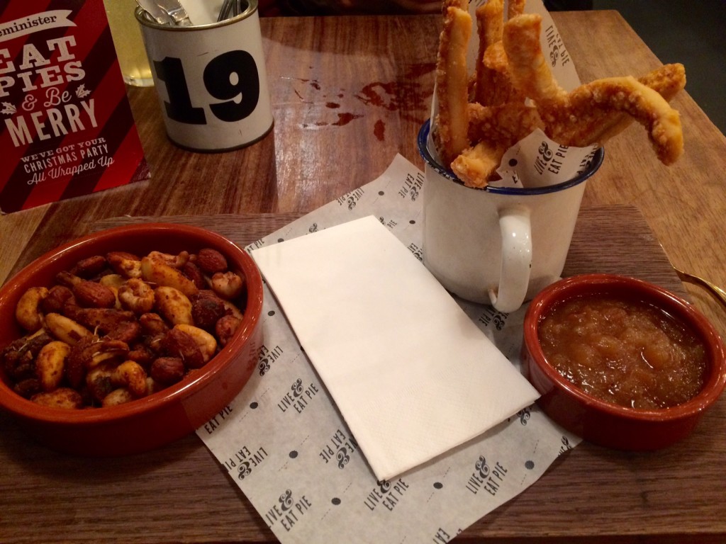 Starters of mixed, smoked nuts and pork crackling