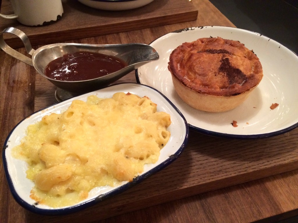 Mistle Moo pie with gravy and macaroni cheese at Pieminister