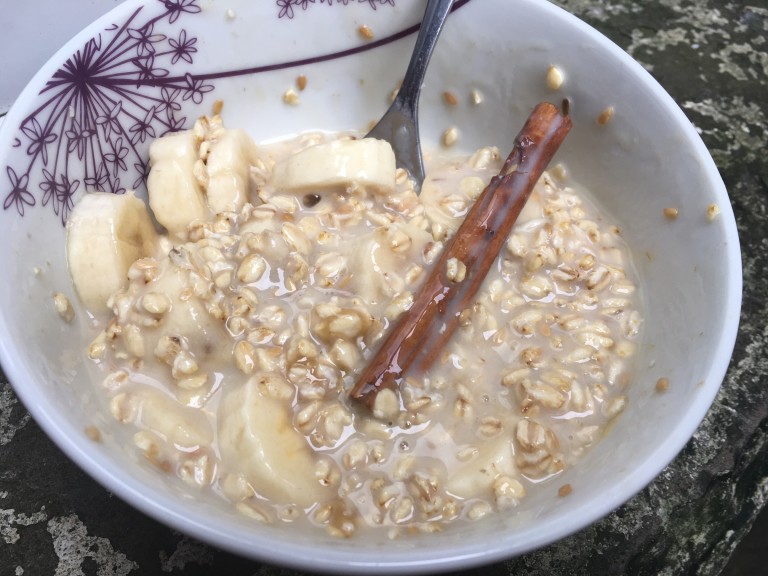 Porridge oats, banana and cinnamon
