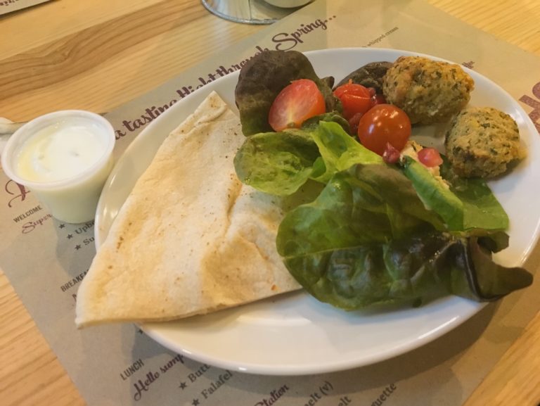 Falafel and houmous salad