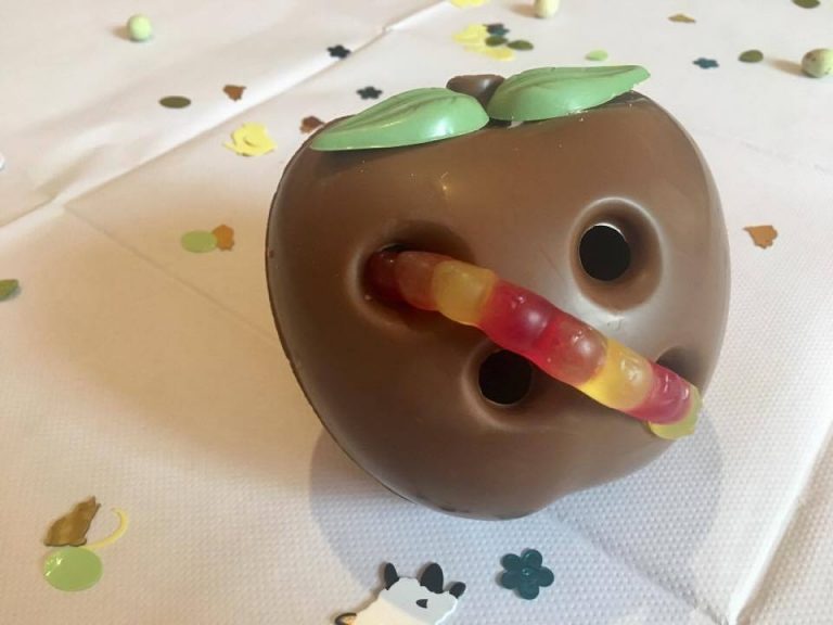 Colin the Caterpillar, Colin's Apple egg