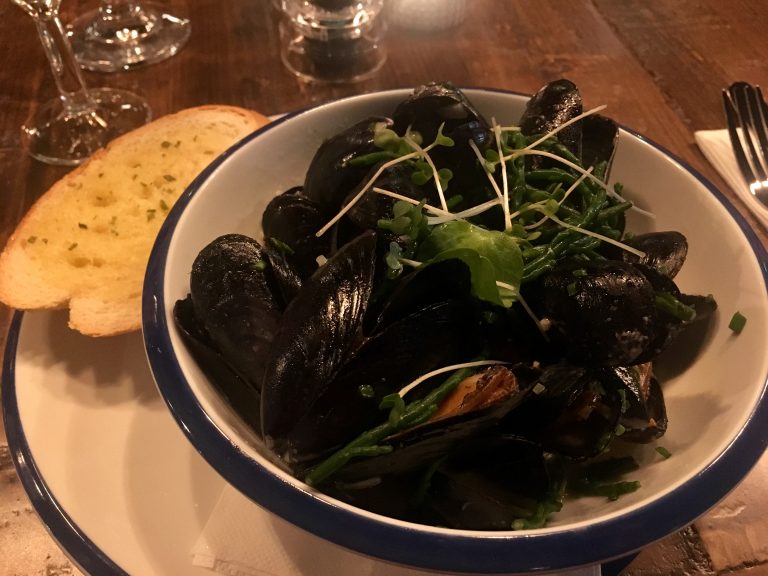 Mussels in white wine with ciabatta