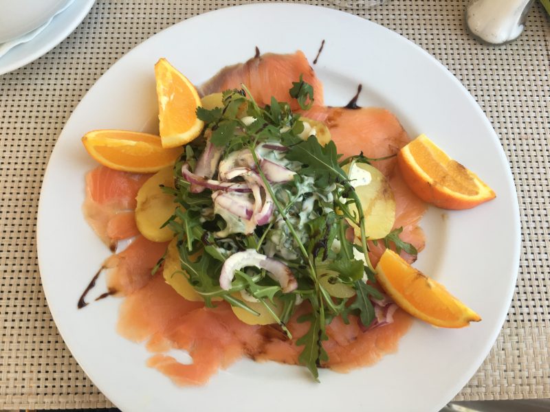 A salad with salmon, rocket and orange, ideal for a summer party