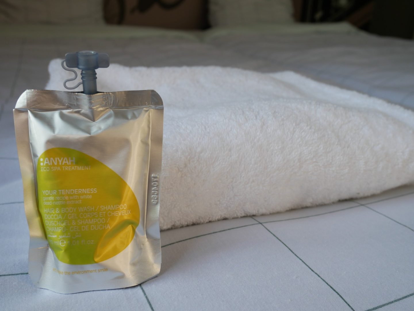 Shower gel and white towels in the Comfort Room at Stayokay Amsterdam Vondelpark