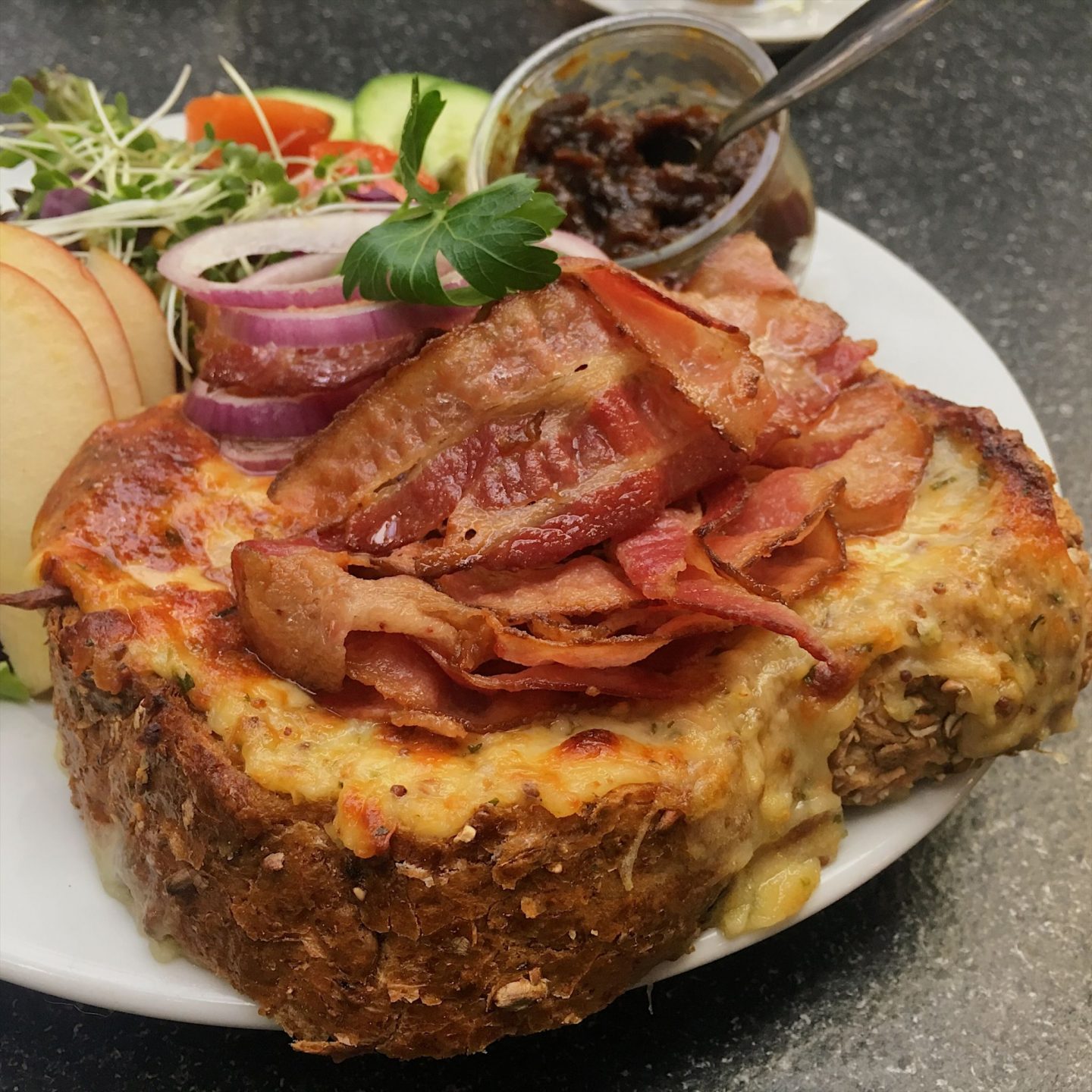 Welsh rarebit with bacon 
