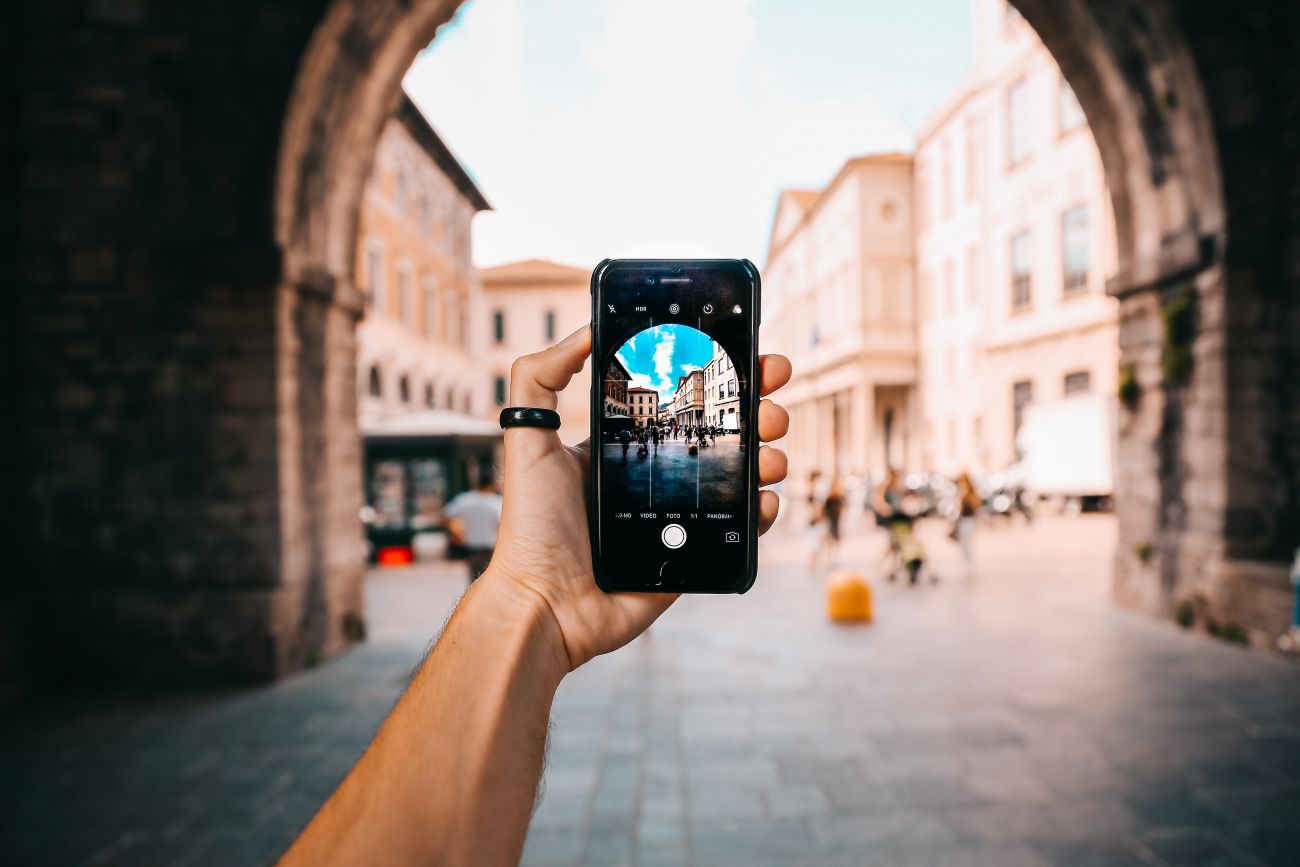 Taking a photo of a landmark on a mobile phone