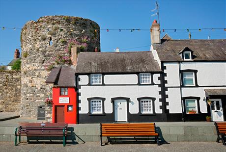 Said to be the smallest house in Britain, Quay House in Conwy, north Wales is one of the top unusual things to do in the UK.