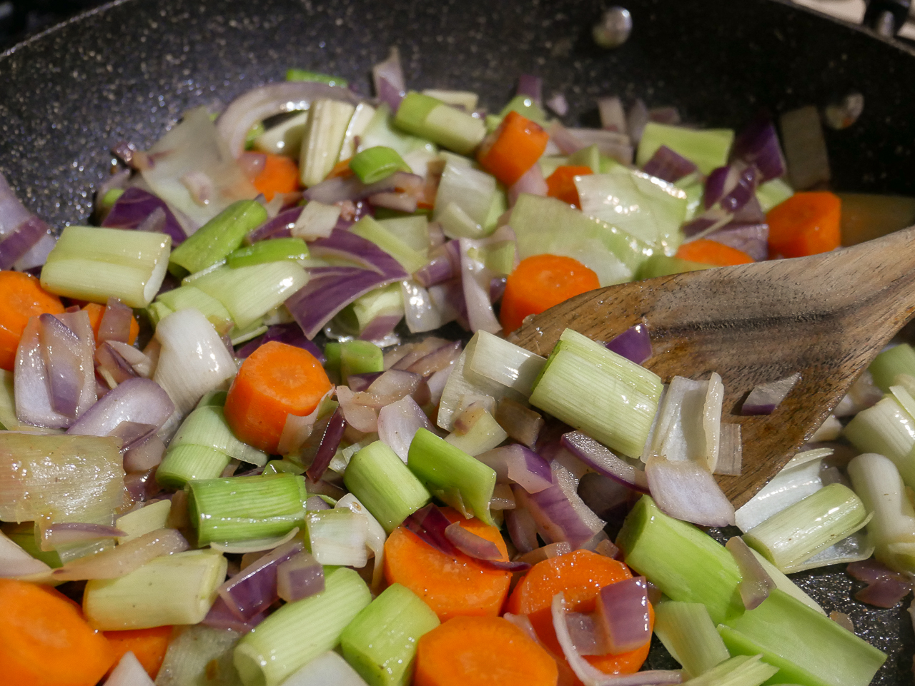 Carrots, onion and leek in frying pan