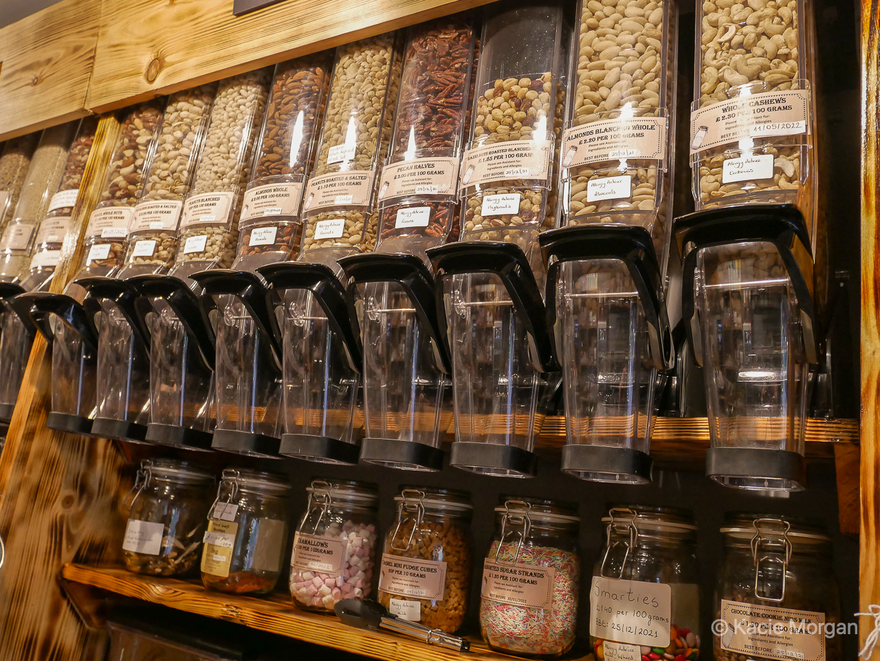 Jars of food stuffs in a zero waste shop