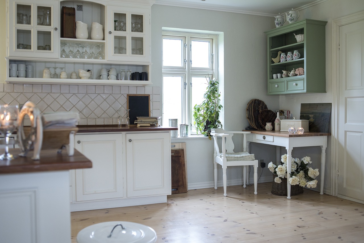 Contemporary kitchen with a white/beige colour scheme
