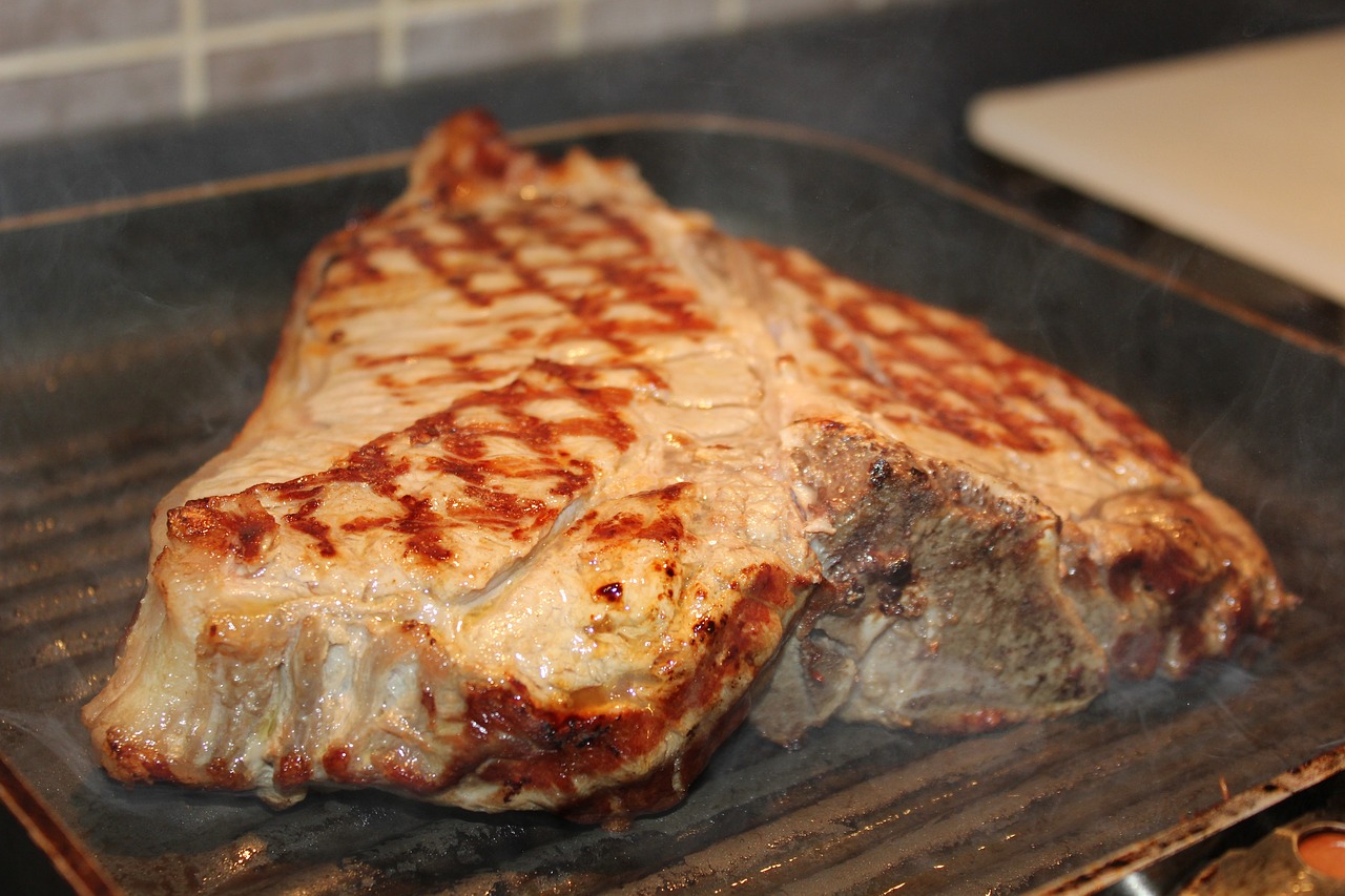 Bistecca alla Fiorentina: T-bone steak in a griddle pan