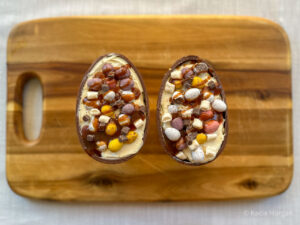 The finished cheesecake Easter eggs