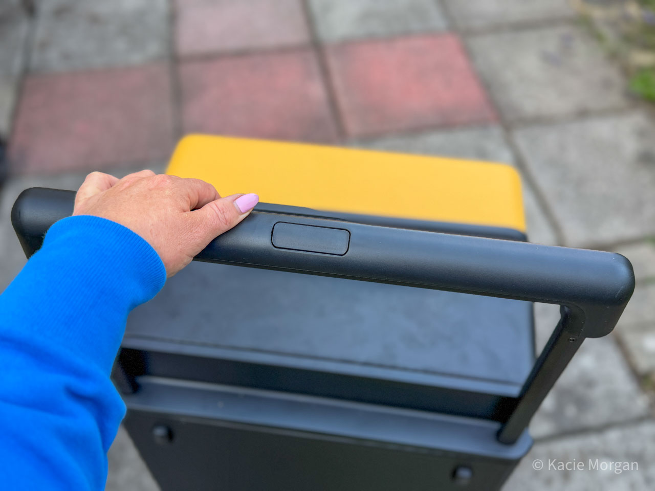 The wide handle on LEVEL8's Voyageur Checked luggage
